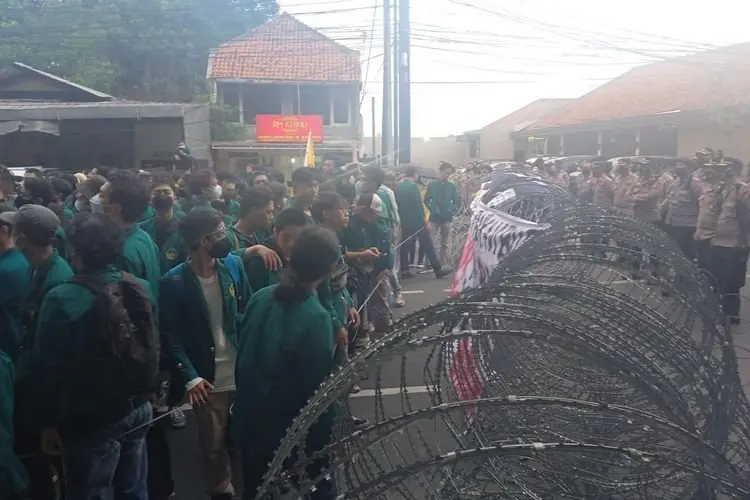 Selama Tiga Jam Mahasiswa Dekat  Istana Bogor, Buka Puasa Hingga Shalat  di Tengah Jalan