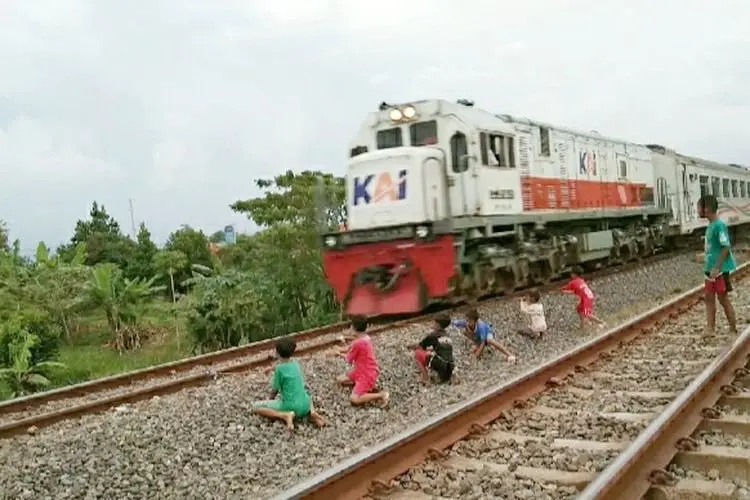 Ngabuburit Ekstrem ala Warga Playangan Kaliwedi Kabupaten Cirebon