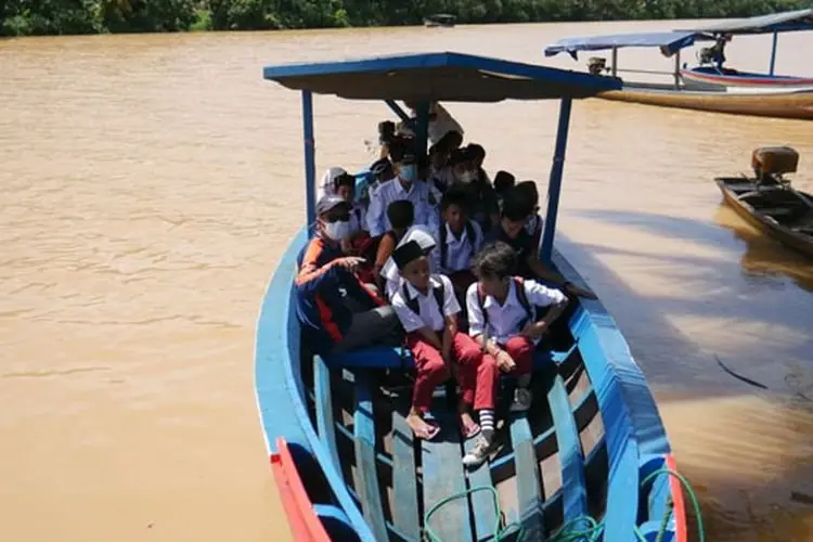 Ridwan Kamil Hadirkan Perahu Kemanusiaan Antar-Jemput Siswa SDN Ciloma di Sungai Berhabitat Buaya