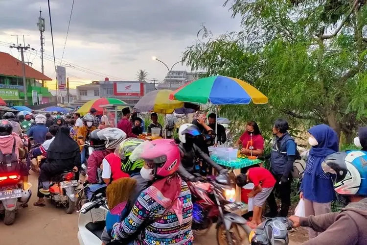 Ngabuburit, Ratusan Warga Serbu Kawasan Curug Agung Padalarang