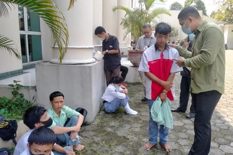 Diduga Mau Ikut Unjuk Rasa, Belasan Pelajar SMK Diamankan di Stasiun Bogor