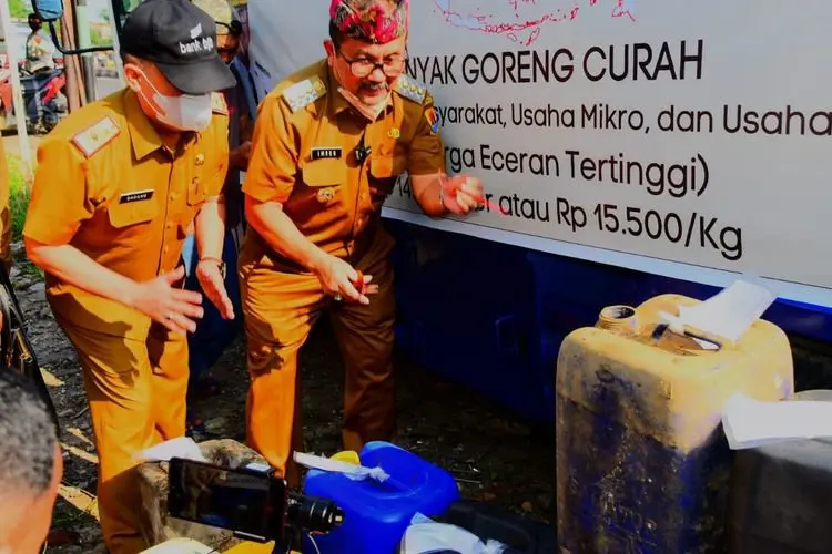 Pemkab Cirebon Siapkan 8.000 Liter Minyak Goreng Curah Saat OPM di Pasar Jamblang