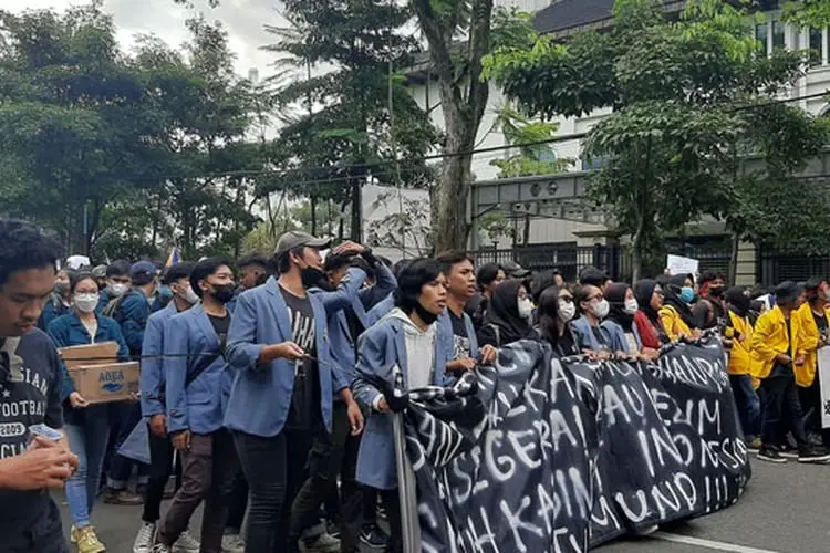 Ratusan Mahasiswa se-Bandung Raya Mulai Datangi Gedung Sate