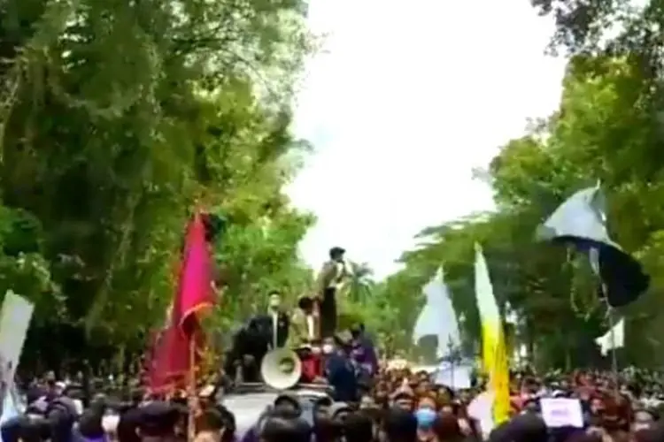 Hujan Mulai Guyur Daerah Monas, Sebagian Peserta Demo Mahasiswa Bubarkan Diri