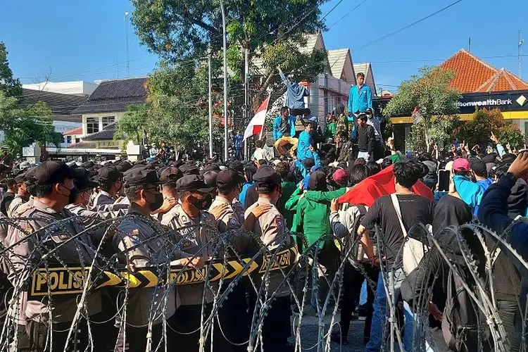 Bentrok Mahasiswa dan Polisi di Cirebon, Aparat Amankan Demonstran Terjebak Pagar Kawat Berduri