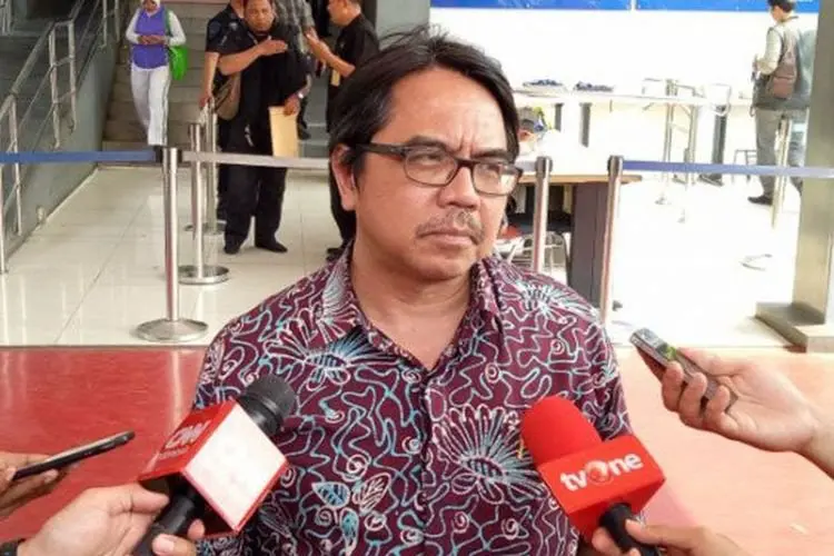 Waduh, Pegiat media Sosial Ade Armando Dianiaya Massa Depan Gedung DPR RI