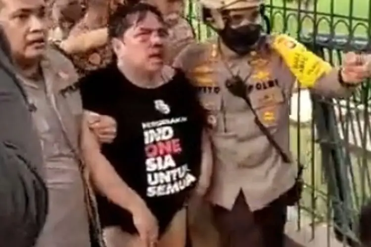 Babak Belur, Ade Armando Dikeroyok Massa di DPR Sampai Celananya Hilang