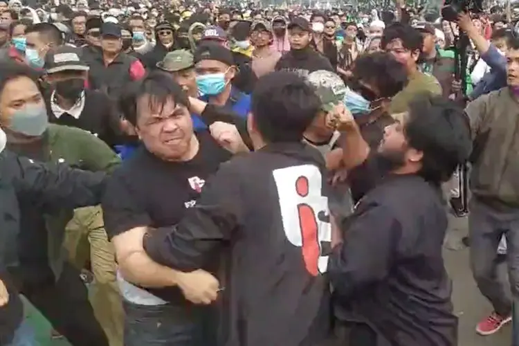 Ade Armando Dikeroyok Saat Ikut Demo di DPR, Begini Kronologinya