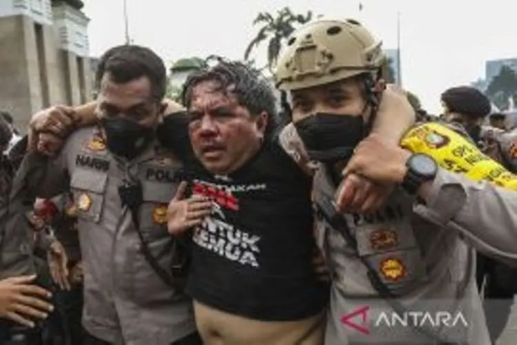 Bukan Mahasiwa, Denny Darko Terawang Pelaku Pengeroyokan Ade Armando