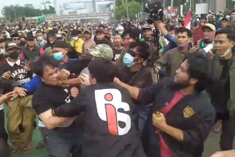 Identitas Diduga Pelaku Pengeroyokan Ade Armando Beredar di Media Sosial