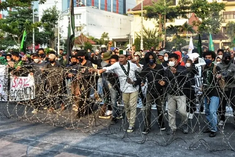 Demo Mahasiswa Ricuh dan Ade Armando Dikeroyok, BEM SI: Tidak Ada Sangkut-Pautnya dengan BEM SI
