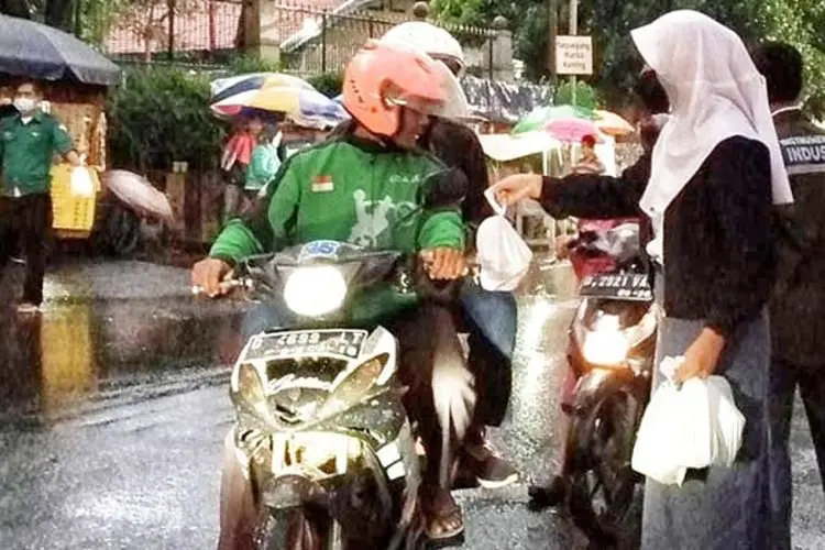 Tebar Berkah Ramadhan, SMKN 1 Cimahi Berbagi Takjil dengan Warga Sekitar
