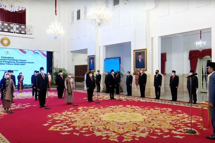 Jokowi Lantik Anggota KPU dan Bawaslu Periode 2022-2027