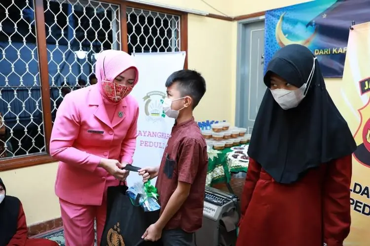 Berikan Paket Sembako ke Anak Yatim Piatu, Bhayangkari Polda Jabar Diharapkan Jadi Inspirasi Untuk Berbagi