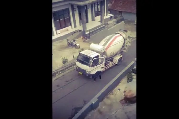 Viral, Nggak Kuat Nanjak, Truk Molen Kehilangan Kendali dan Terpersok di Lembang
