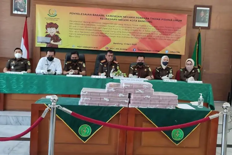 Kejari Sita Miliaran Rupiah dari Terapis Pijat yang Terafiliasi Transaksi Ilegal Antar Negara