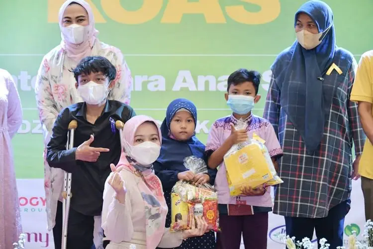 Atalia Tinjau Kontes Juara Anak Soleh dan Bantu Keluarga Pra Sejahtera di Karawang