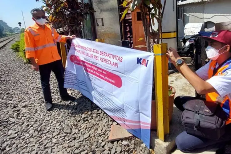 Jajaran Daop 2 Bandung Turun ke Jalan untuk Sosialisasi Larangan Berada di Rel KA
