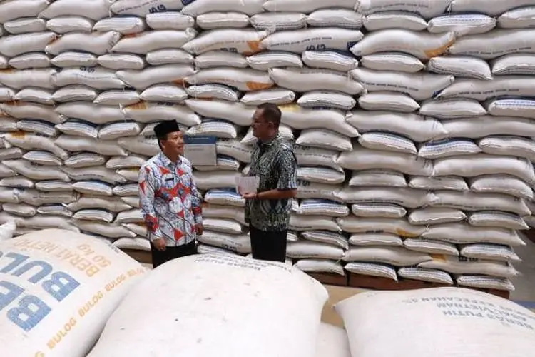 Bulog Cirebon Serap 2 Ribu Ton Lebih Beras dari Para Petani Saat Panen Raya