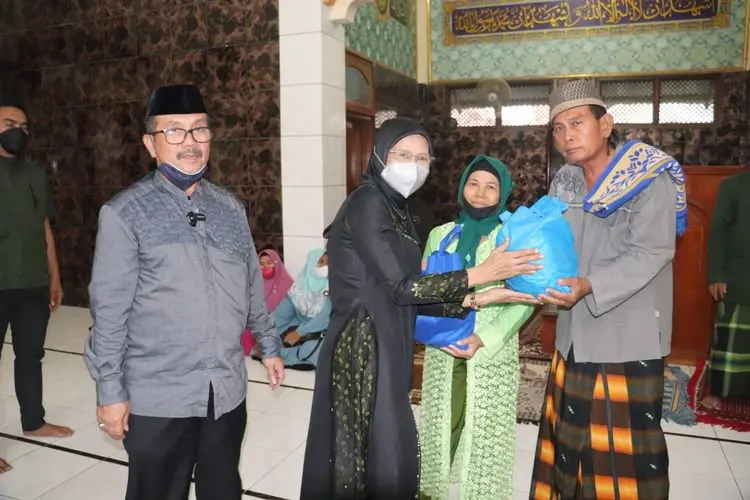 Berbagi Makan Sahur ala Imron dan Istri di Kabupaten Cirebon