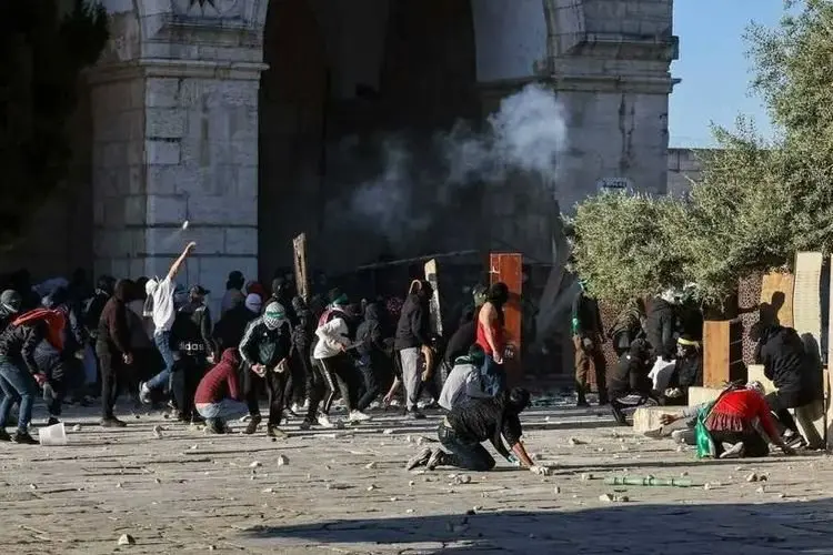 Ratusan Warga Palestina Terhadap Serangan Israel di Masjid Al-Aqsa