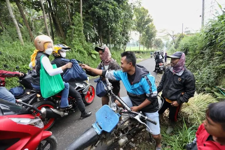 Ngabuburide Ala Atalia Sambil Bagi Sembako dan Bantu Anak Yatim