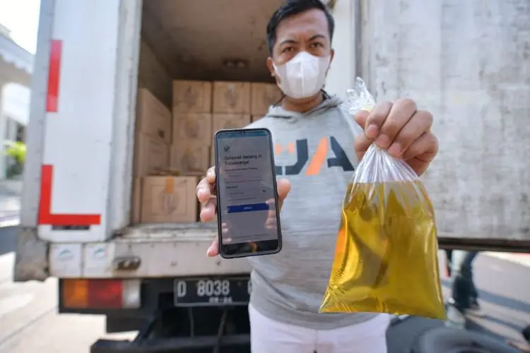 Ridwan Kamil Lepas Pengiriman Perdana Minyak Goreng Curah yang Dipesan Via Aplikasi