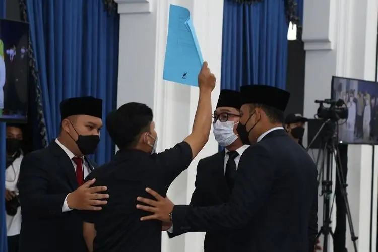 Begini Penampakan Pria Pembawa Map Biru yang Nyusup ke Pelantikan Yana Mulyana