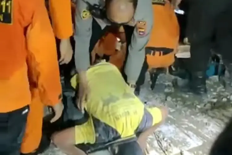 Korban Selamat dari Reruntuhan Alfamart Gambut Sujud Syukur