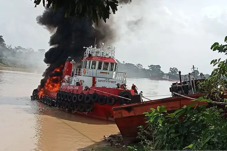 Kapal Tugboat Bojoma 2906 Terbakar di Sungai Batanghari Muarojambi