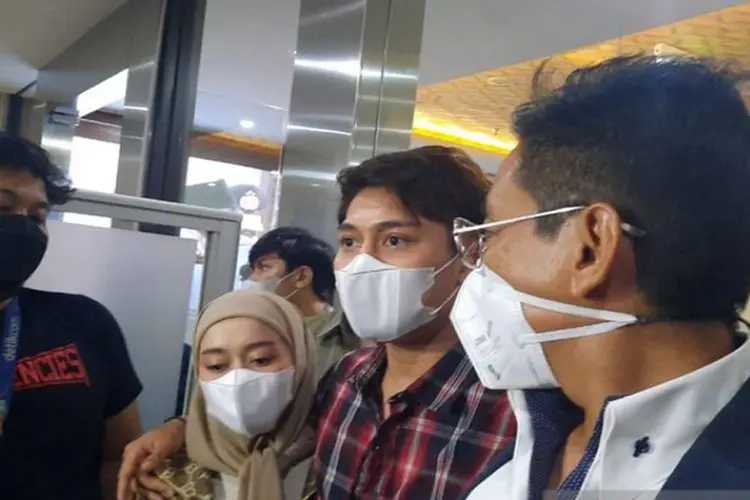 Sambil Membawa Uang, Rizky Billar dan Lesty Kejora Penuhi Panggilan Pemeriksaan di Bareskrim Polri