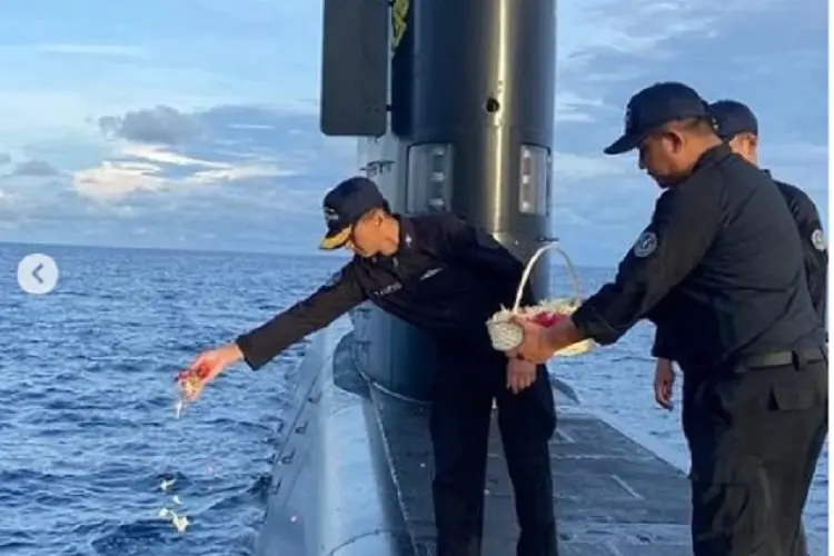 Kenang Tragedi KRI Nanggala-402, Prajurit KRI Alugoro-405 Laksanakan Tabur Bunga dan Doa Bersama