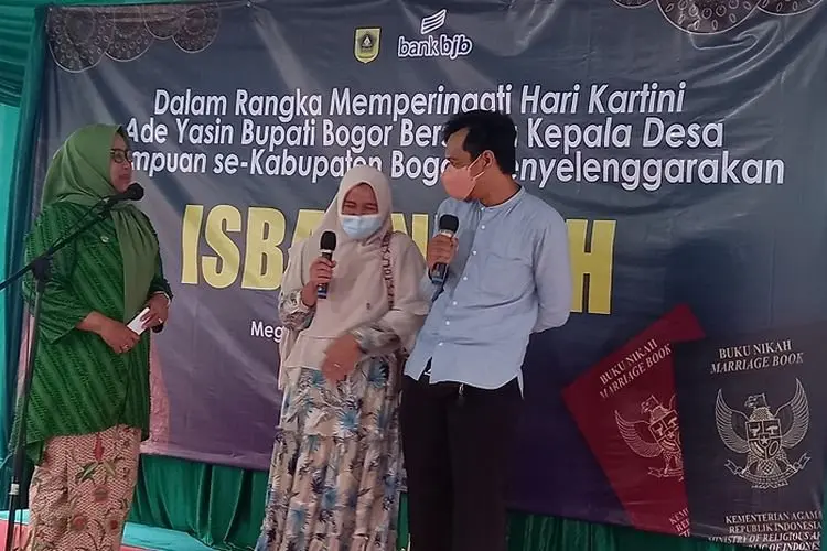 Bupati Bogor Ade Yasin Gelontorkan Hadiah Kepada Pasangan Isbat Nikah