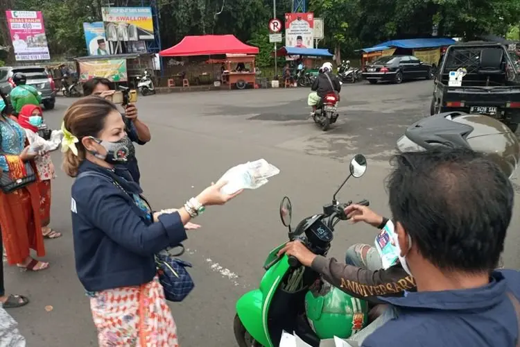 Garnita Nasdem Kota Bogor Turun ke Jalan Berbagi Takjil di Hari Kartini