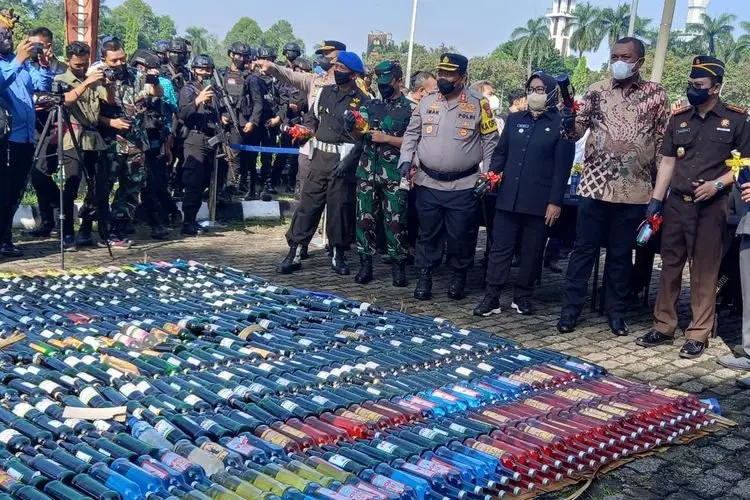 Ribuan Botol Miras Hasil Operasi Pekat Dimusnahkan Forkopimda