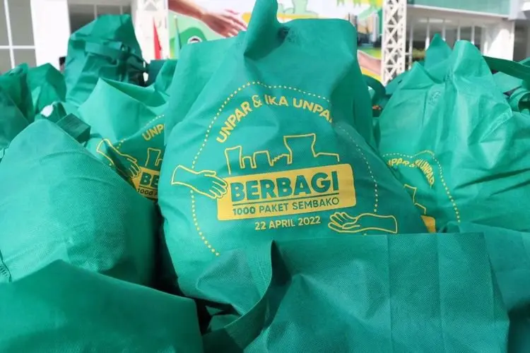 Yana Mulyana Sambut Positif Pembagian 1.000 Paket Sembako Unpar ke  Warga Sekitar