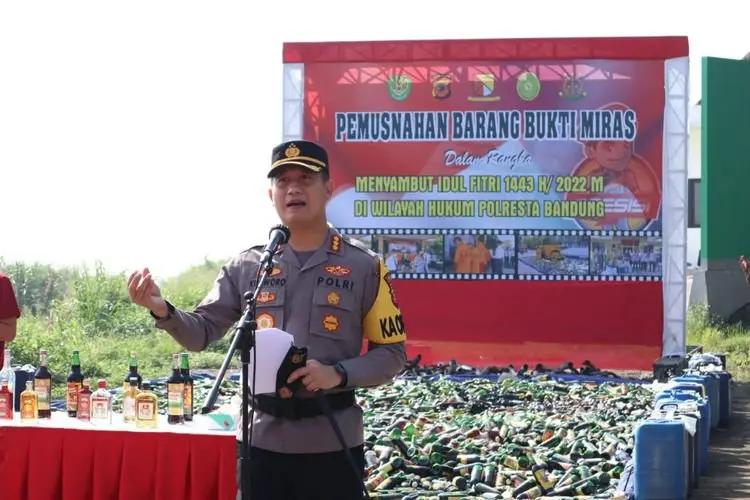 Jelang Lebaran Idul Fitri, Ribuan Botol Miras Dimusnahkan Polresta Bandung