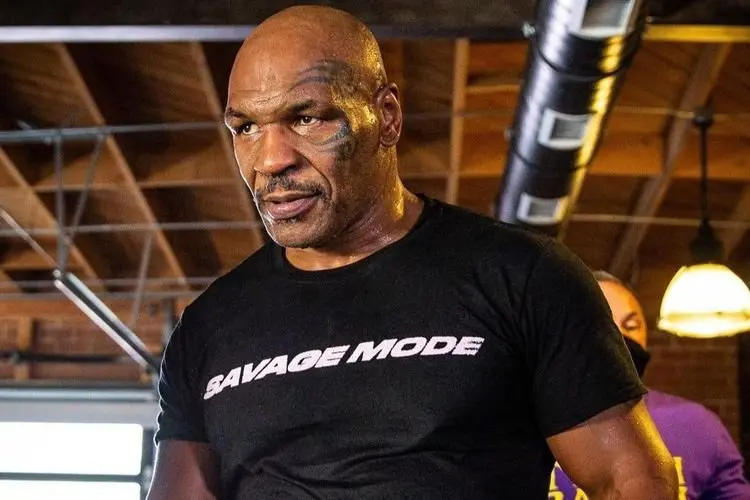 Kronologi Mike Tyson Tinju Penumpang Pesawat Sampai Babak Belur
