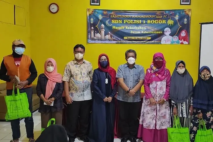 Siswa SDN Polisi 1 Bagikan Sembako Ke Warga Kurang Mampu Sekitar Sekolah