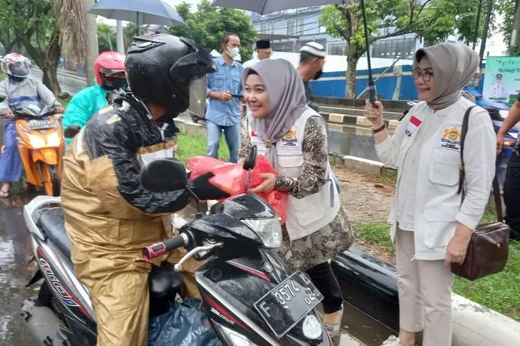 Hujan-hujanan, Kadin Kabupaten Bogor Antusias Bagikan Takjil Gratis