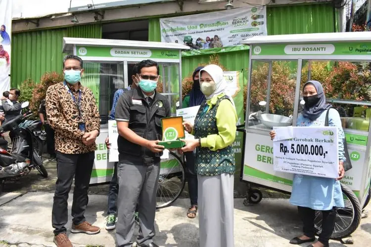 Pegadaian Syariah dan IZI Jabar Berikan Bantuan Gerobak Berkah di Bulan Ramadhan