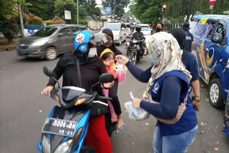 Baraya dan UMKM DPS Nasdem Bagikan 1.000 Paket Takjil di Bogor Barat