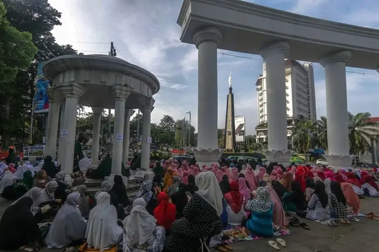 Ribuan Jamaah Bogor Ngaos Bereng di Tugu Kujang Untuk Hatam Alquran
