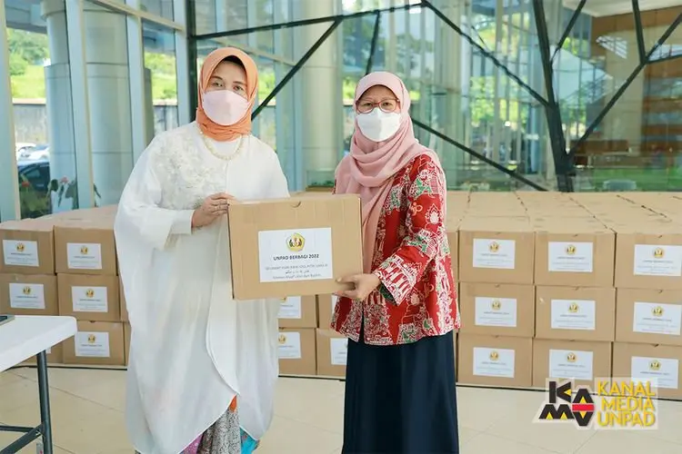 Unpad Serahkan 850 Bingkisan Berisi Paket Sembako kepada 15 Panti Asuhan dan Pesantren