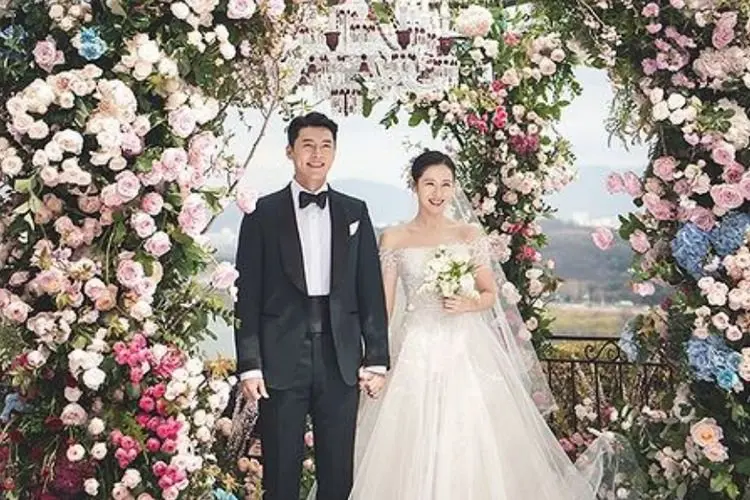 Bukan di LA, Hyun Bin dan Son Ye Jin Keciduk Honeymoon oleh Penggemar di New York City