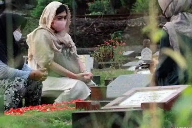 Doa Berziarah Kubur untuk Orang Tua, Arab, Latin, dan Artinya