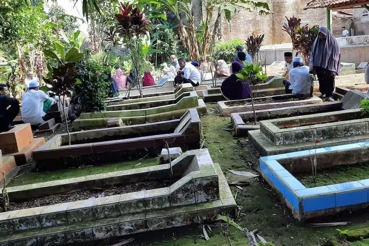 Doa Berziarah Kubur Jenazah Perempuan, Arab, Latin, dan Artinya