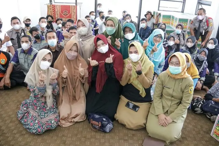 Bagikan Bingkisan Lebaran, Ini Pesan Istri Anggota DPRD Kabupaten Bogor
