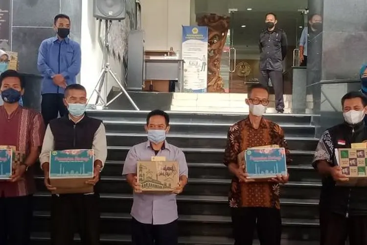 Gelar Pasundan Berbagi, PB Paguyuban Pasundan Serahkan Paker Sembako