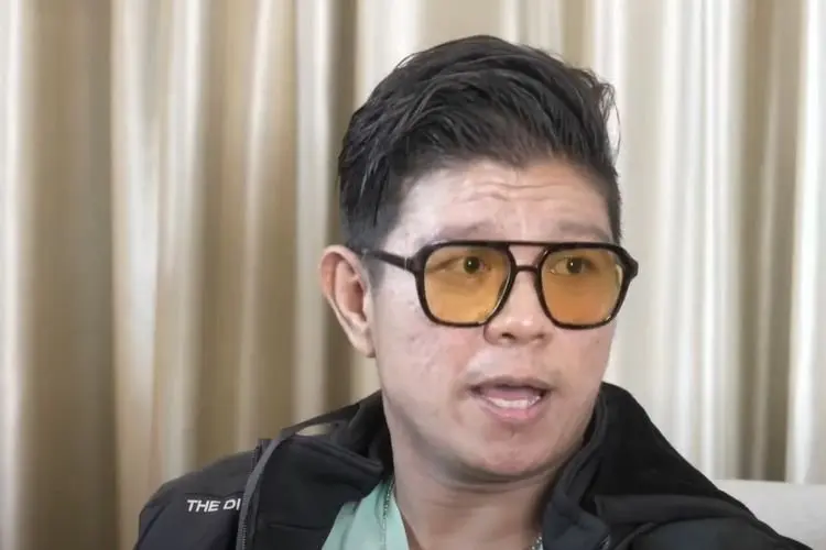 Andika Kangen Band Manggung Sambil Gendong Anak, Warganet Salfok ke Anaknya: Ganteng Banget